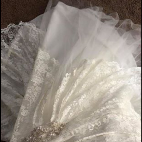 Wedding gown - Picture 3 of 8